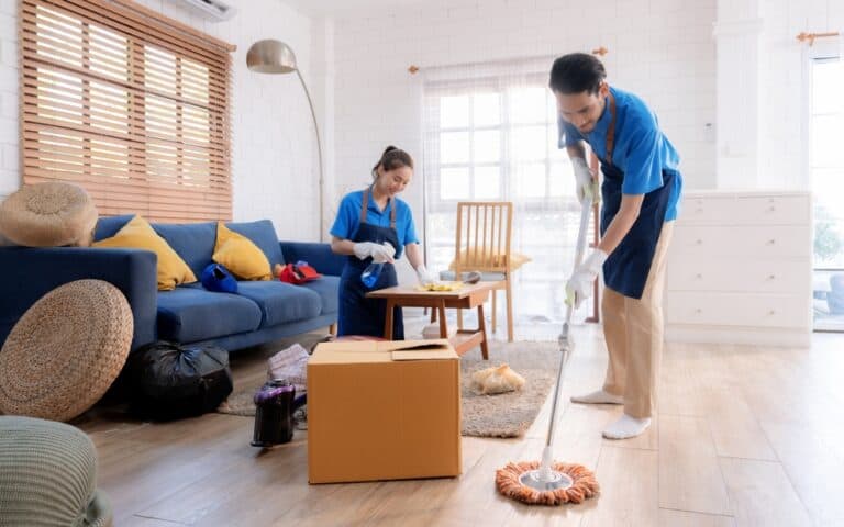 พนักงานให้บริการทำความสะอาดบ้านรับปีใหม่