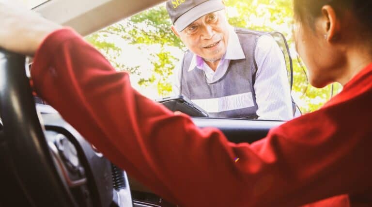 พนักงานรักษาความปลอดภัยมีทำหน้าที่เป็นผู้ช่วยจัดการความเรียบร้อยในพื้นที่