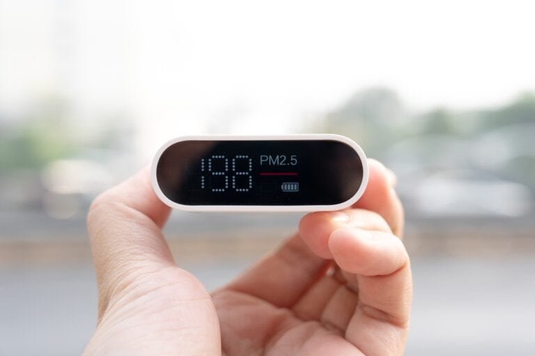 เครื่องวัดคุณภาพอากาศบ่งบอกว่ามีค่า PM 2.5 สูง ผู้คนจำเป็นต้องมีวิธีป้องกันฝุ่น PM 2.5 ที่เหมาะสม