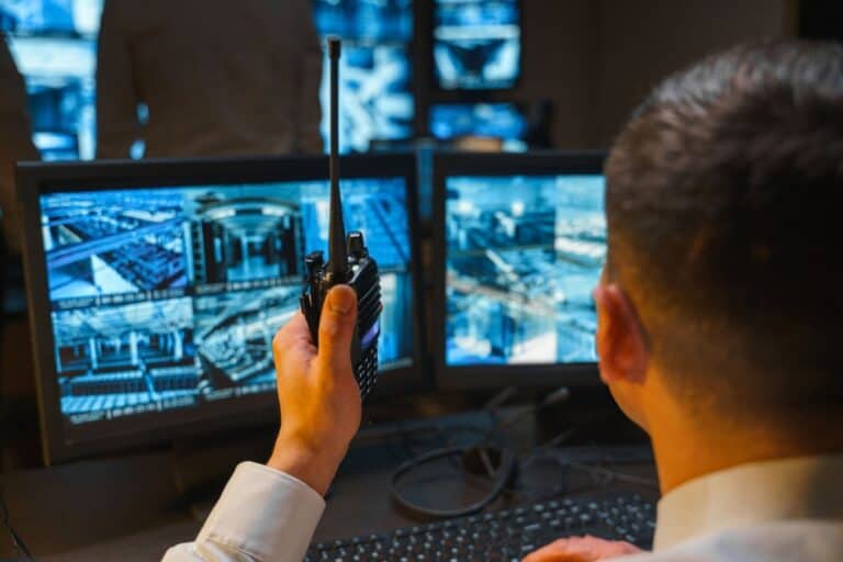 การสอดส่องกล้องวงจรปิดเป็นหนึ่งในหน้าที่ของ รปภ. จากบริษัทดูแลรักษาความปลอดภัย